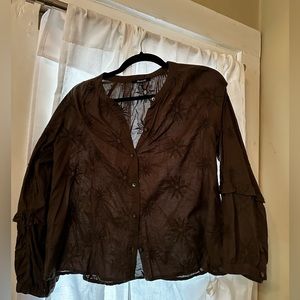 Madewell blouse with flowered embroidery. Puff sleeves